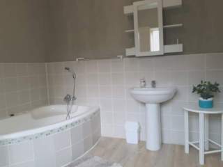 Seaview-House-main-ensuite-bathroom